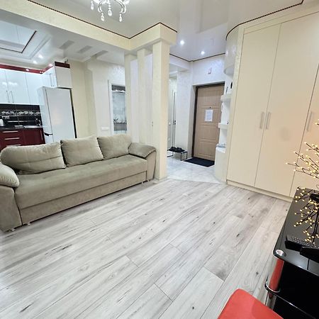 Two Bedroom Large Apartment In Chisináu Exterior foto