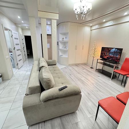 Two Bedroom Large Apartment In Chisináu Exterior foto