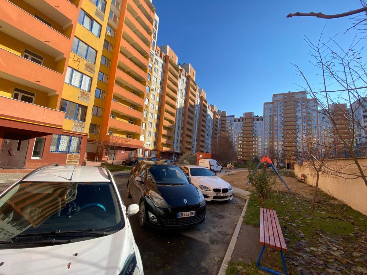 Two Bedroom Large Apartment In Chisináu Exterior foto