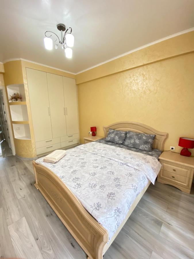 Two Bedroom Large Apartment In Chisináu Exterior foto