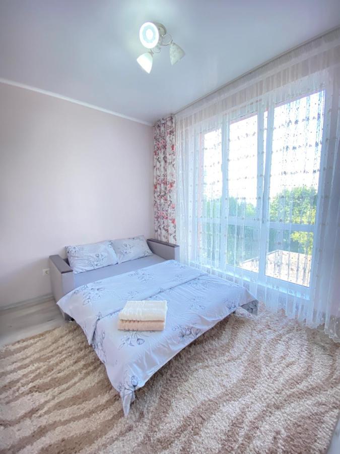 Two Bedroom Large Apartment In Chisináu Exterior foto