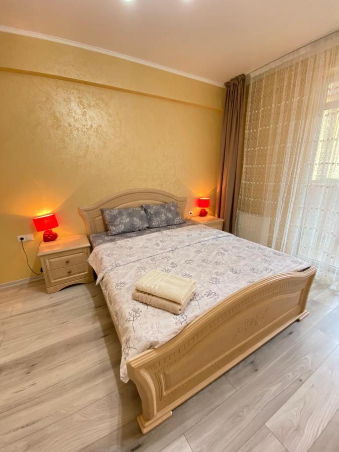 Two Bedroom Large Apartment In Chisináu Exterior foto