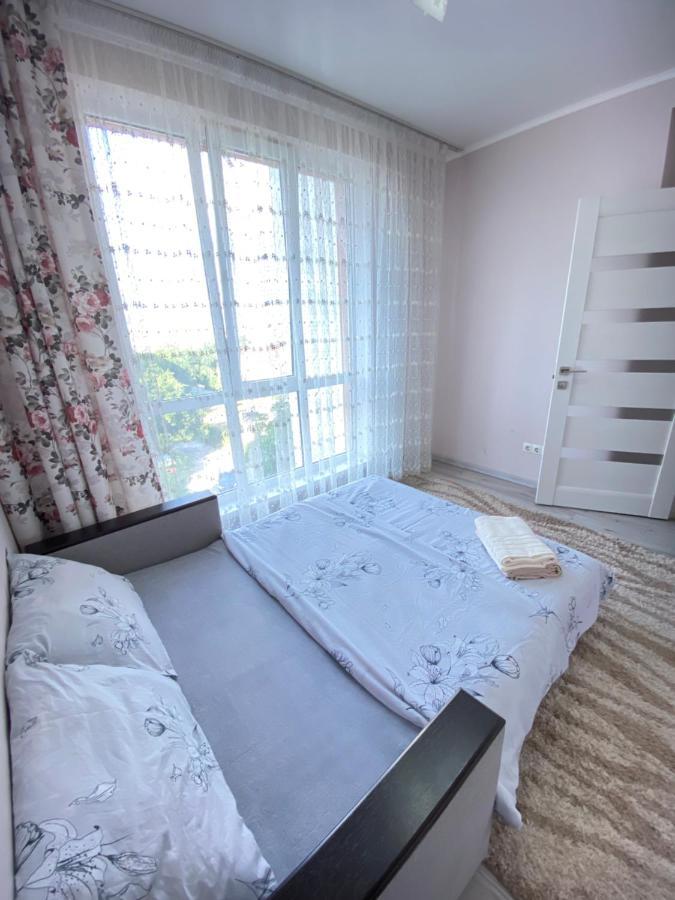Two Bedroom Large Apartment In Chisináu Exterior foto