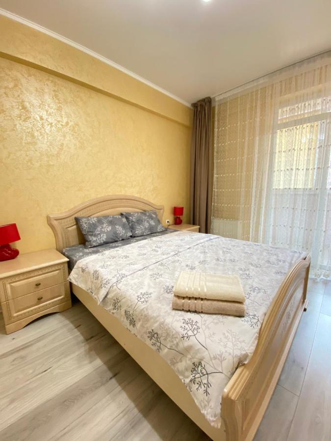 Two Bedroom Large Apartment In Chisináu Exterior foto