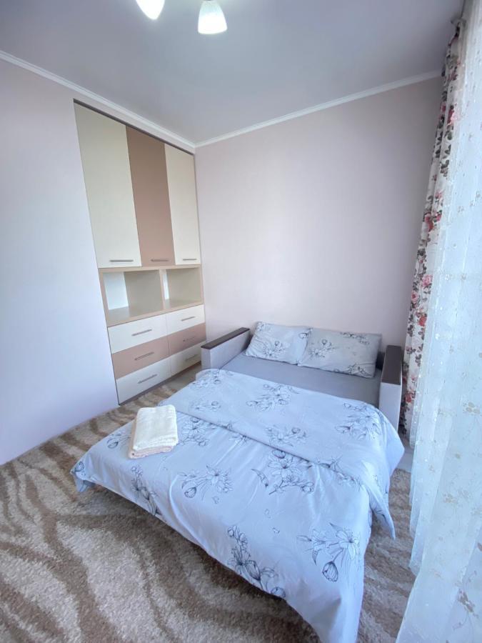 Two Bedroom Large Apartment In Chisináu Exterior foto