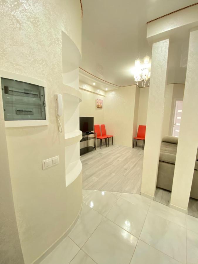 Two Bedroom Large Apartment In Chisináu Exterior foto