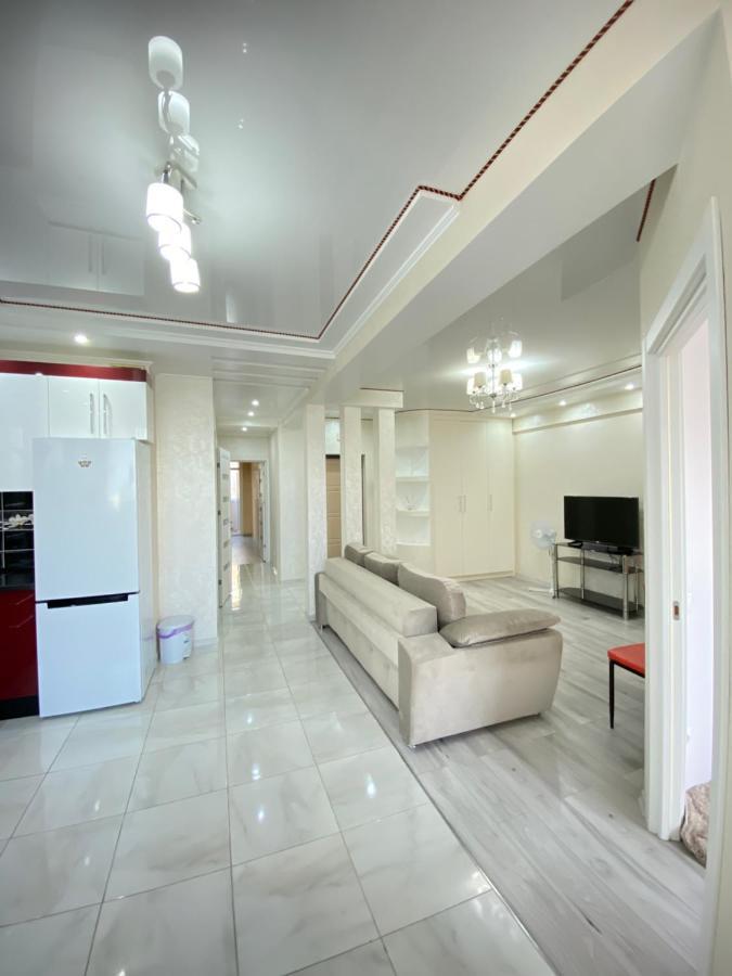 Two Bedroom Large Apartment In Chisináu Exterior foto