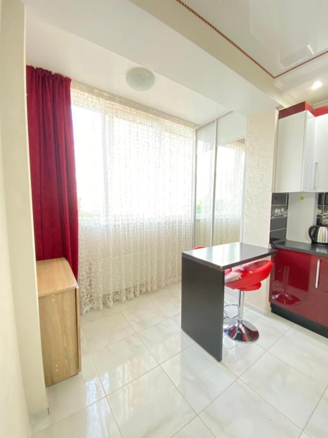 Two Bedroom Large Apartment In Chisináu Exterior foto