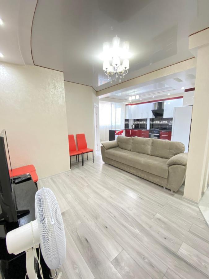Two Bedroom Large Apartment In Chisináu Exterior foto
