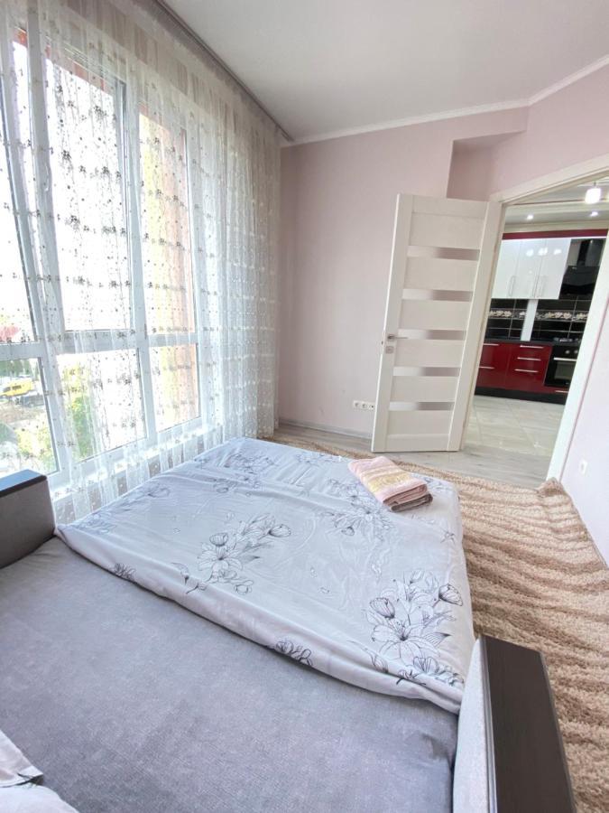 Two Bedroom Large Apartment In Chisináu Exterior foto