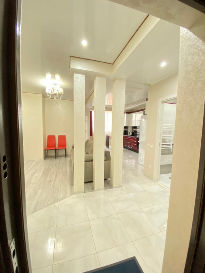 Two Bedroom Large Apartment In Chisináu Exterior foto