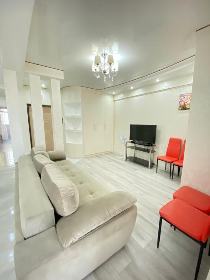 Two Bedroom Large Apartment In Chisináu Exterior foto