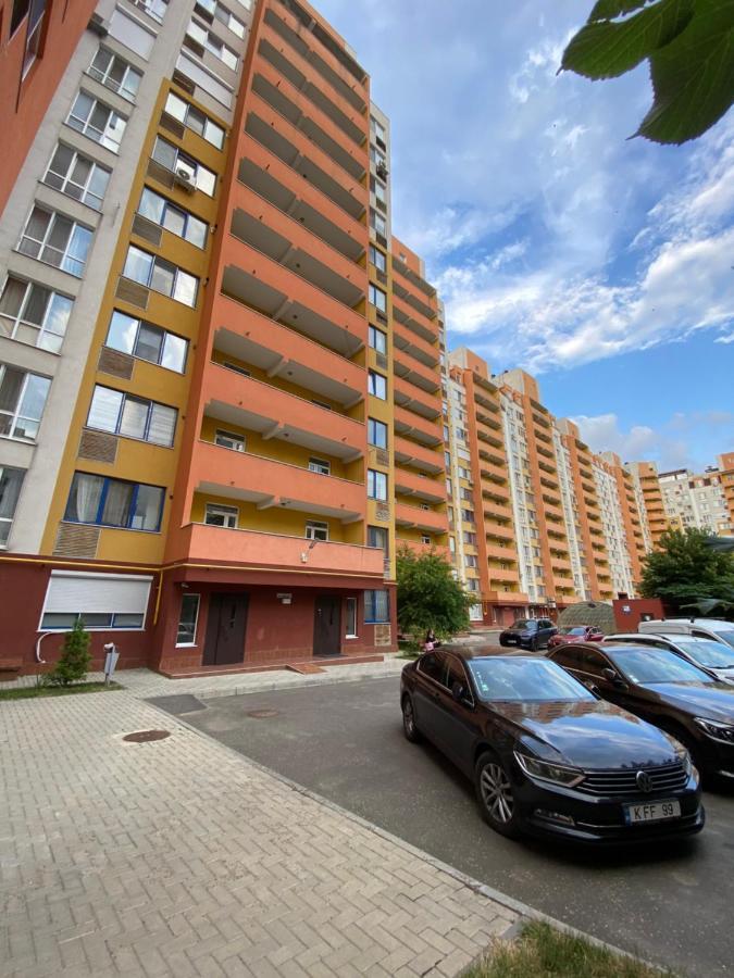 Two Bedroom Large Apartment In Chisináu Exterior foto