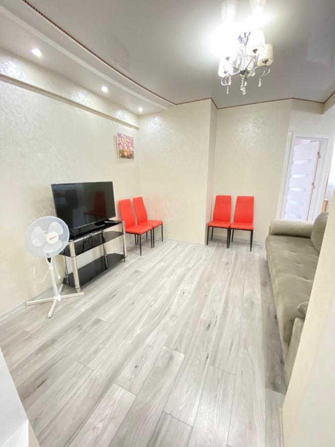 Two Bedroom Large Apartment In Chisináu Exterior foto