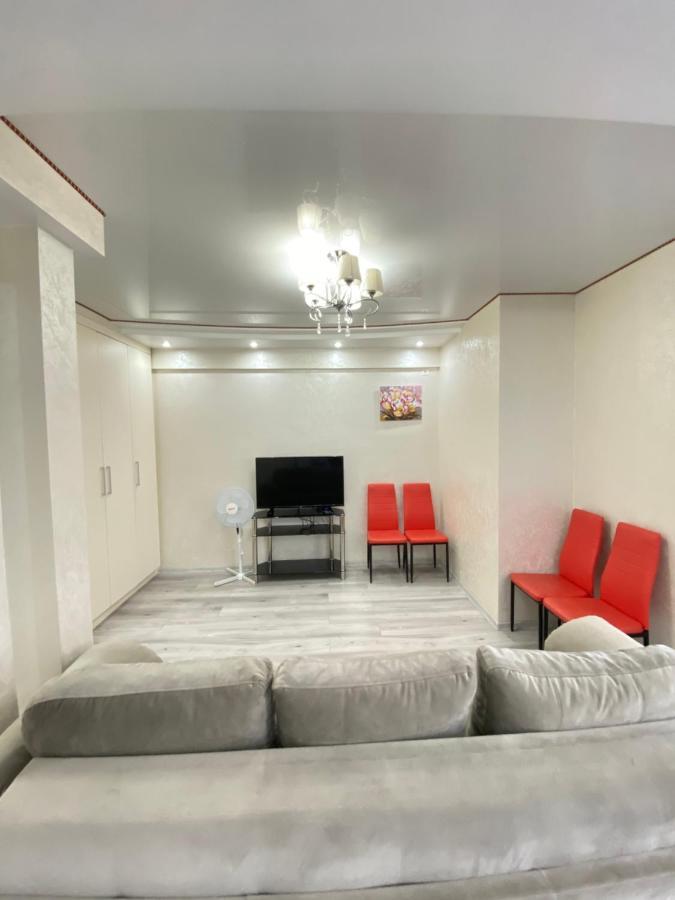 Two Bedroom Large Apartment In Chisináu Exterior foto